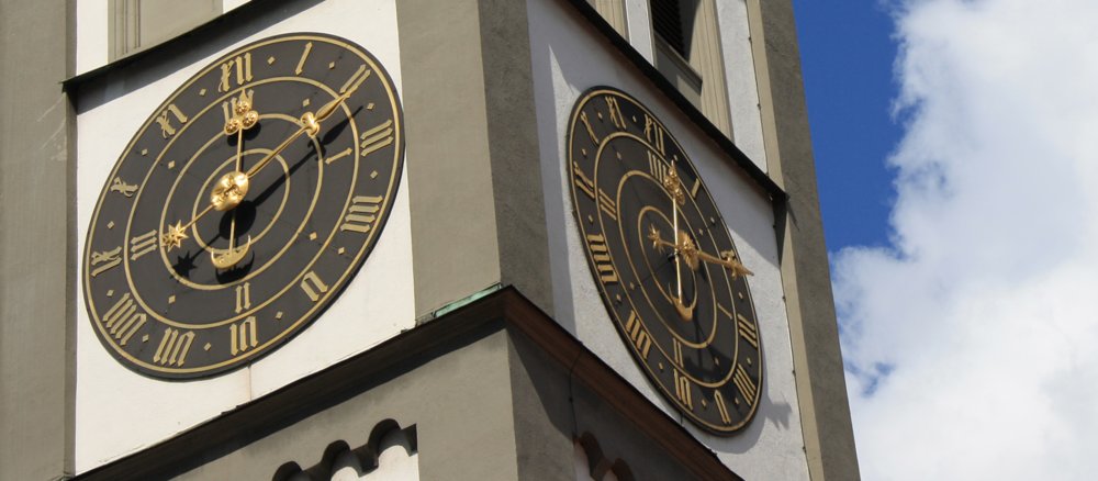 Nahaufnahme von der historischen Uhr am Augsburger Perlachturm.