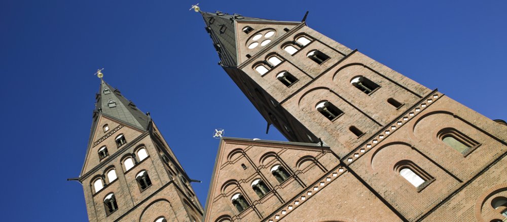Gotteshaus vor blauem Himmel