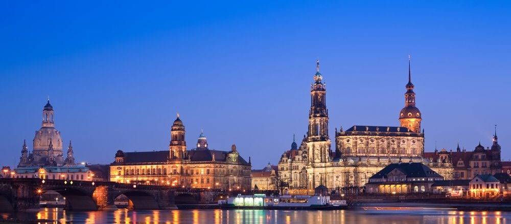 Das Panorama von Dresden mit Frauenkirche und der katholischen Trinitatis-Kathedrale.
