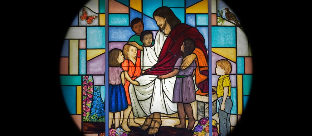 Jesus segnet und umarmt sechs Kinder.