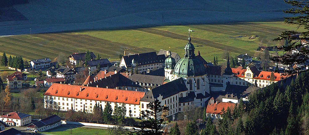 Kloster Ettal zwischen den oberbayerischen Städten Garmisch-Partenkirchen und Oberammergau ist eine Perle des Barock.