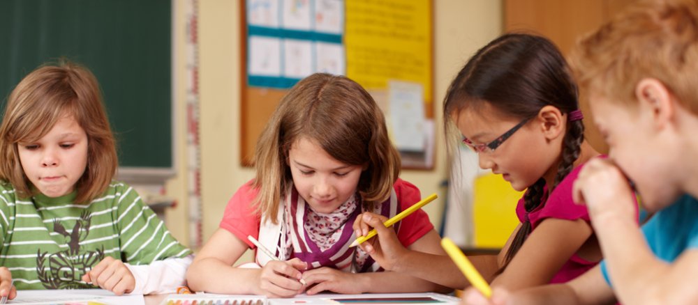 Kinder sind beim Unterricht in der Schule