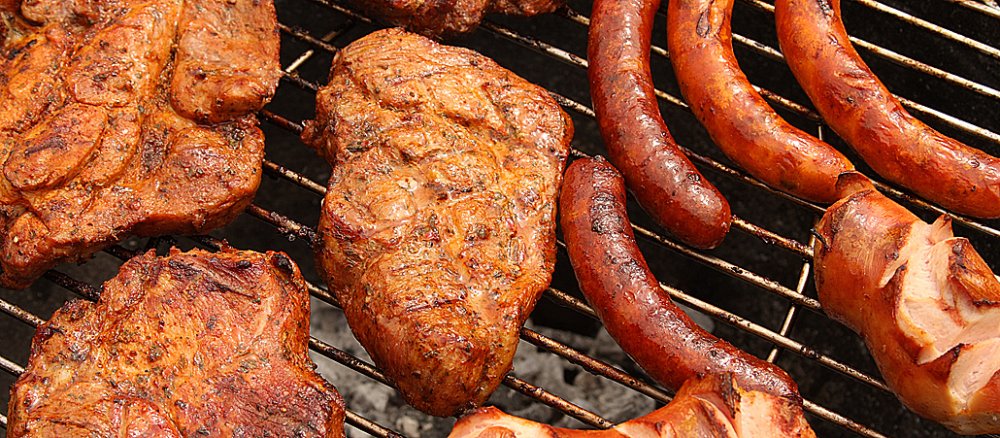 Fleisch auf einem Grill.