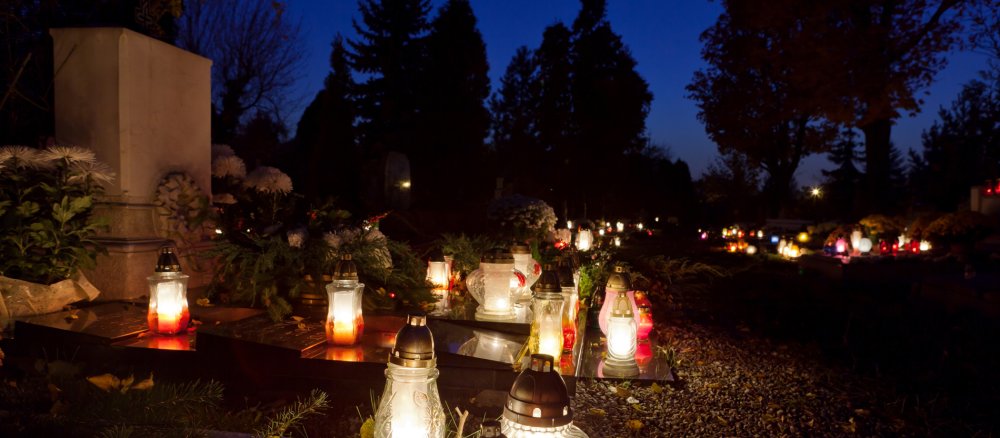 Ewige Lichter auf einem Friedhof.