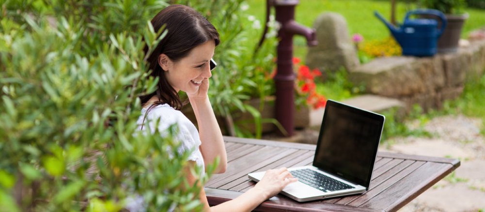 Frau arbeitet im Garten