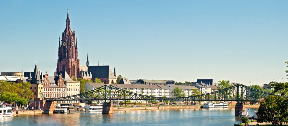 Der Main fließt vor dem Frankfurter Kaiserdom.
