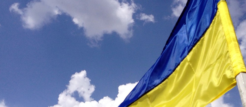 Eine blau-gelbe Flagge vor blauem Himmel