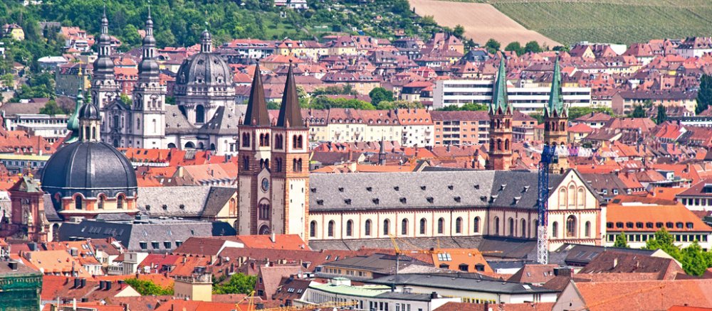 Panorama von Würzburg mit dem Kiliansdom im Mittelpunkt.