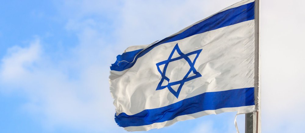 Eine israelische Flagge weht im Wind.