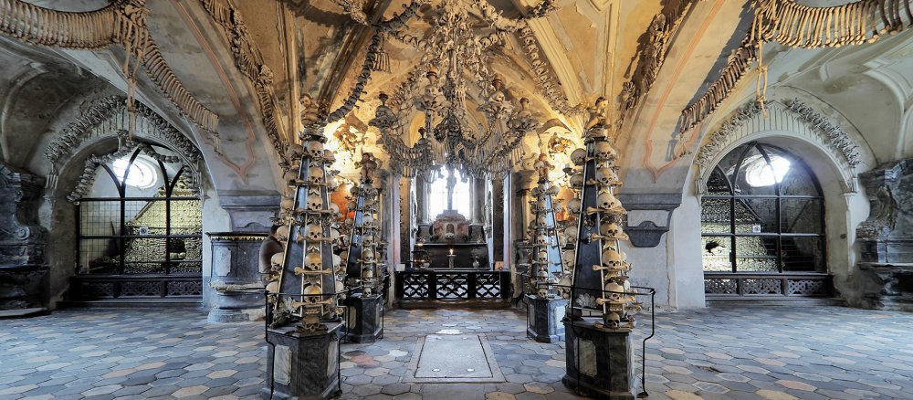 Blick in die Knochenkirche von Kutná Hora
