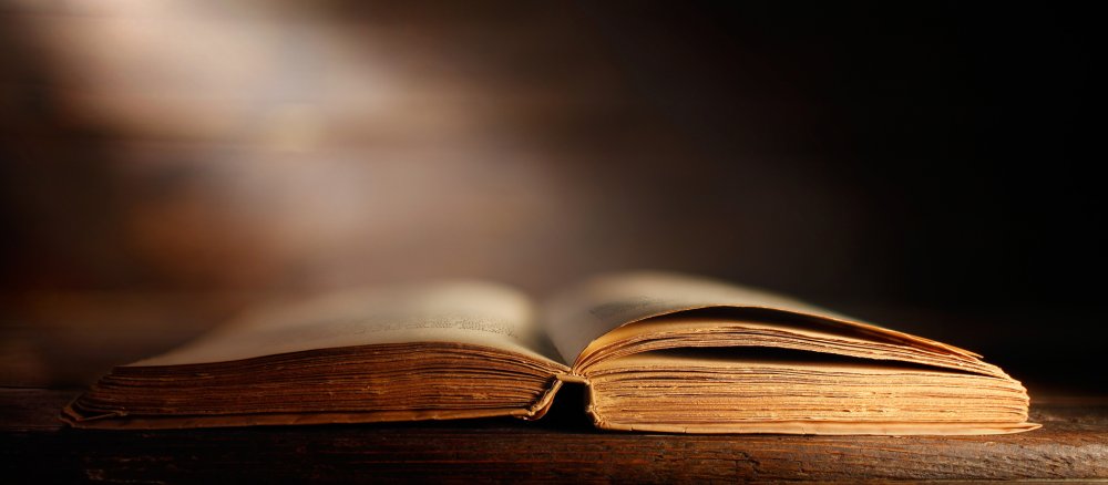 Licht scheint auf ein Buch.