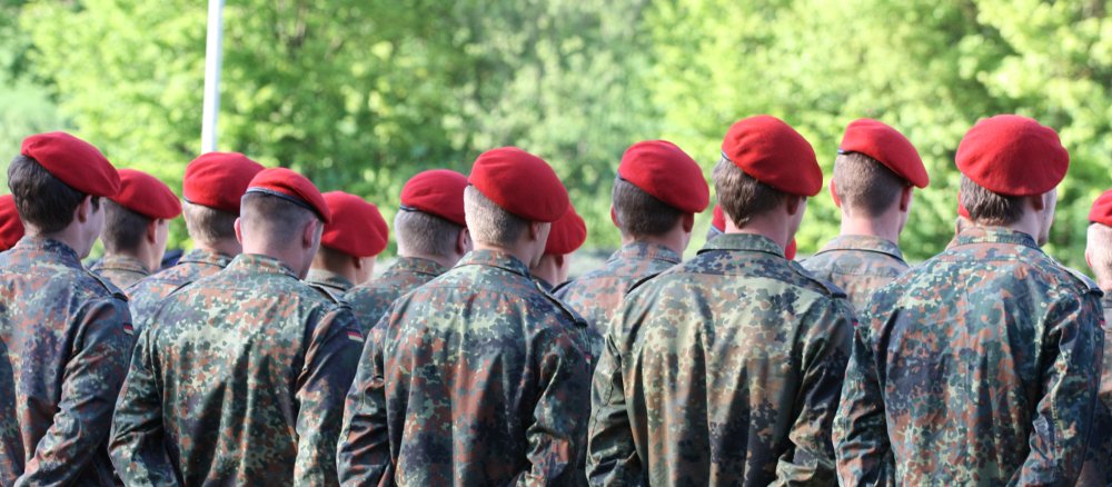 Soldaten der deutschen Bundeswehr stehen in Aufstellung zum Appell.