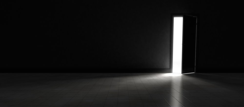 Aus einer Tür scheint ein heller Lichtstrahl