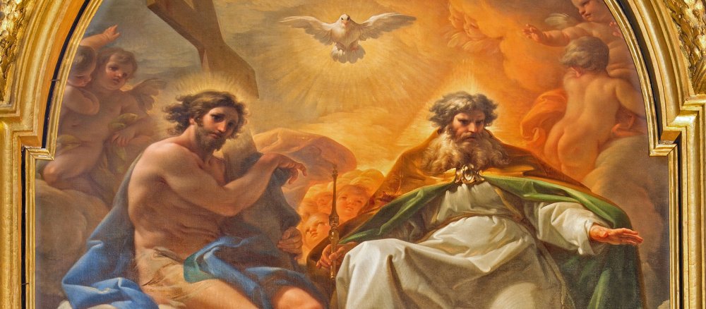 Ein Gemälde mit Jesus, der das Kreuz trägt, einer Taube und Gottvater, der als alter Mann mit Bart dargestellt wird.