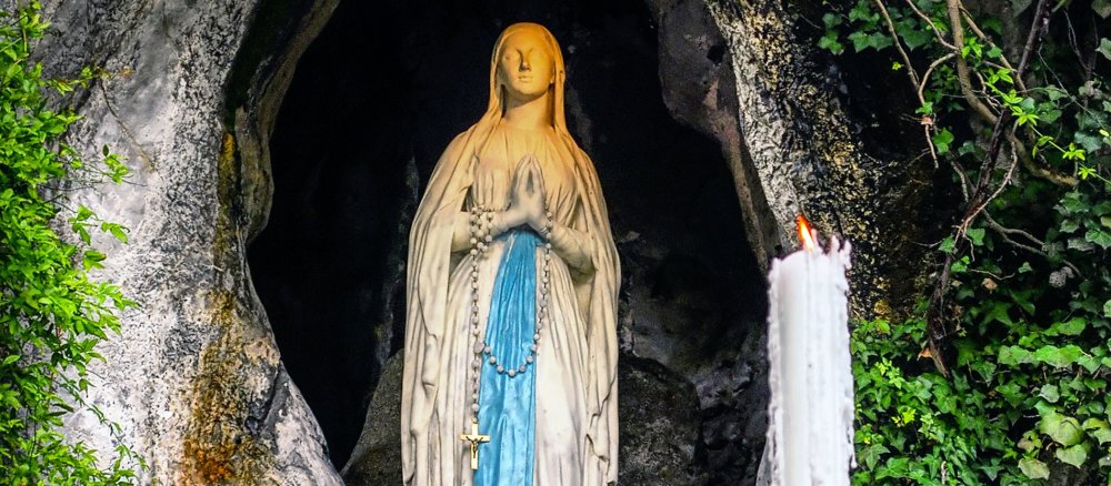 Die Madonnenfigur in der Lourdesgrotte.