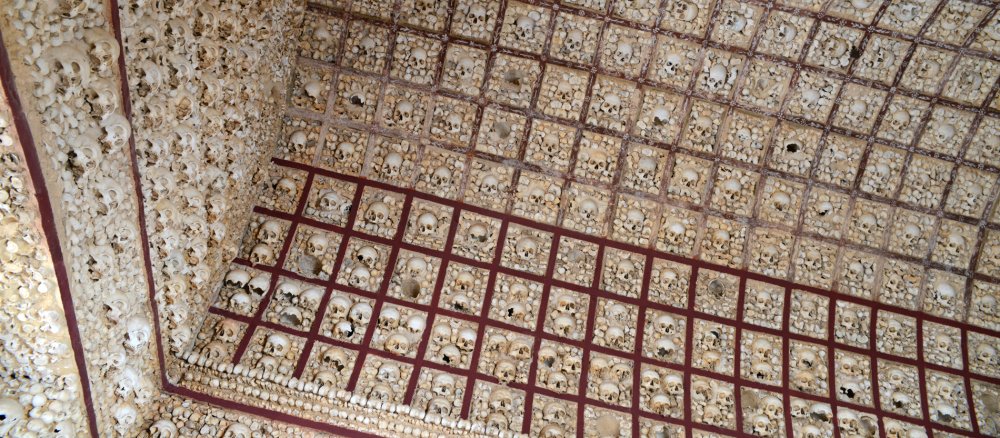 Die Capella dos Ossos in Faro hat ein Mosaik aus Schädeln und Knochen.