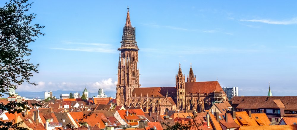 Das Freiburger Münster überragt die historische Altstadt.