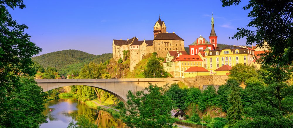 Die ältesten Bauteile der Burg Elbogen stammen aus dem 13. Jahrhundert. Bis ins 16. Jahrhundert wurde sie beständig erweitert und vereint daher Stilelemente aus Romanik und Gotik.