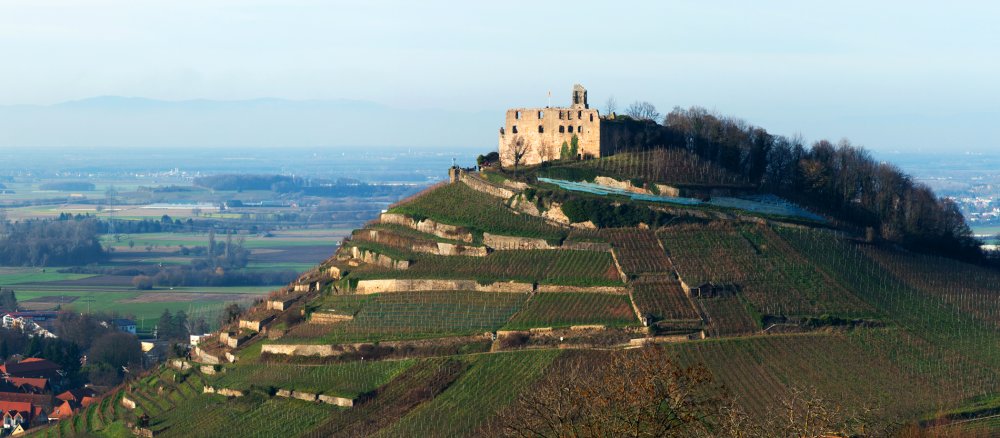 Wo heute die Burgruine Staufen über die Landschaft blickt, hatten einst bereits die Römer eine Wachanlage errichtet.