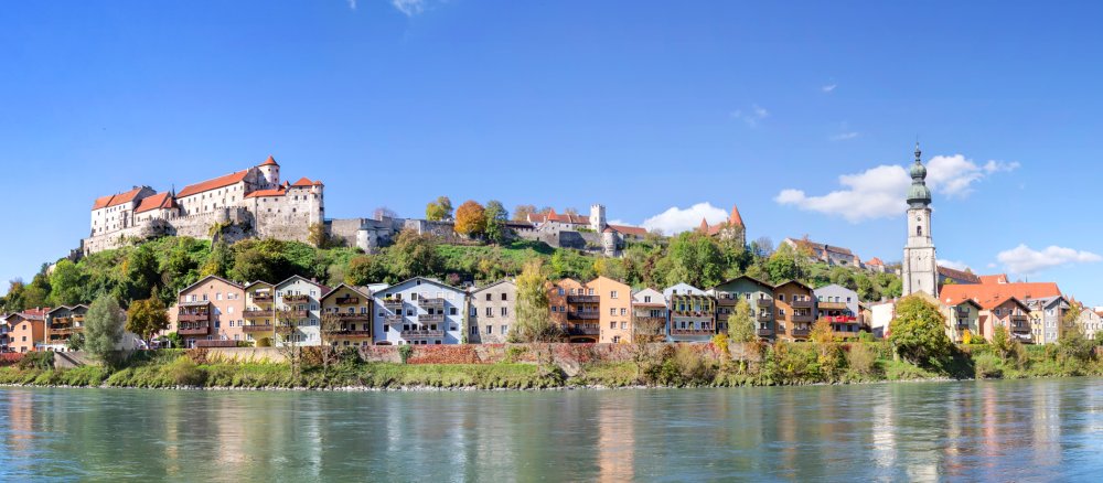 Bereits in der Frühgeschichte besiedelten Menschen die Erhebung über dem heutigen Burghausen: Spuren lassen sich bis in die Bronzezeit zurückverfolgen.