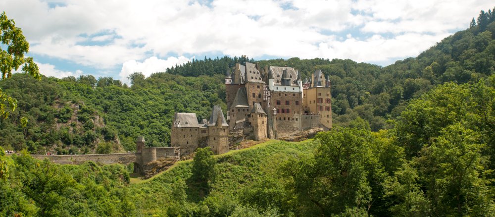 Seit über 800 Jahren befindet sich die Burg Eltz im Besitz der gleichnamigen Familie. Immerhin fast dreißig Jahre lang zierte sie denn 500-DM-Schein.