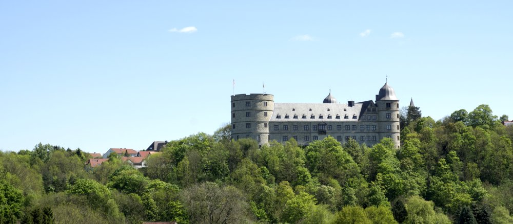 Bekannt ist die Wewelsburg vor allem wegen ihrer Nutzung durch die SS in den 1930er und 1940er Jahren. Die längste Zeit war sie jedoch im Besitz der Paderborner Fürstbischöfe.