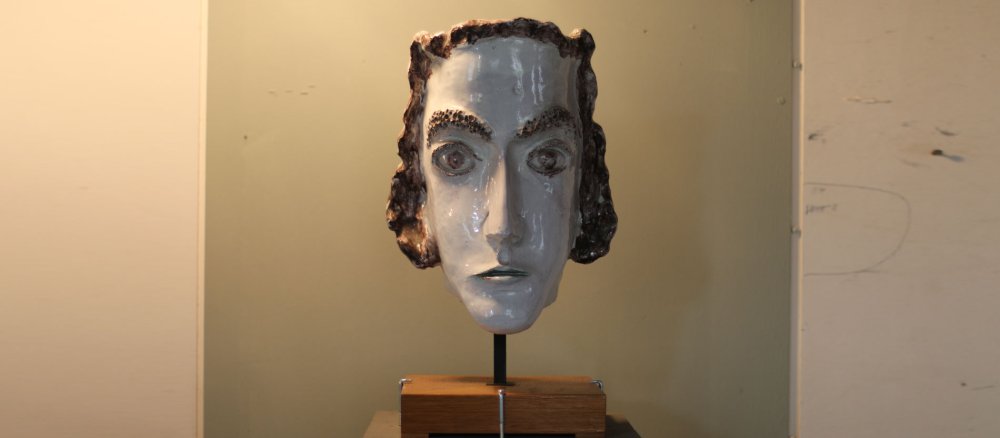 Streng blickt die Büste den Besucher an. Theodor Bogler hat im Kunstwerk den Tod seiner Frau verarbeitet.