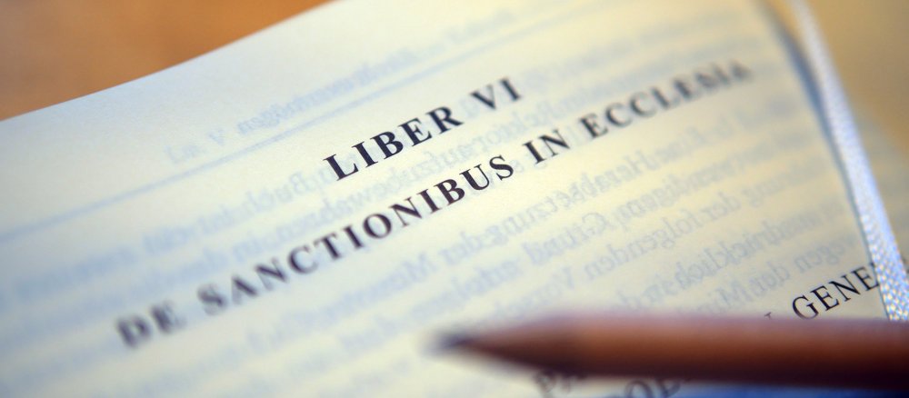 Blick in den Codex Iuris Canonici in Buch VI zum kirchlichen Strafrecht