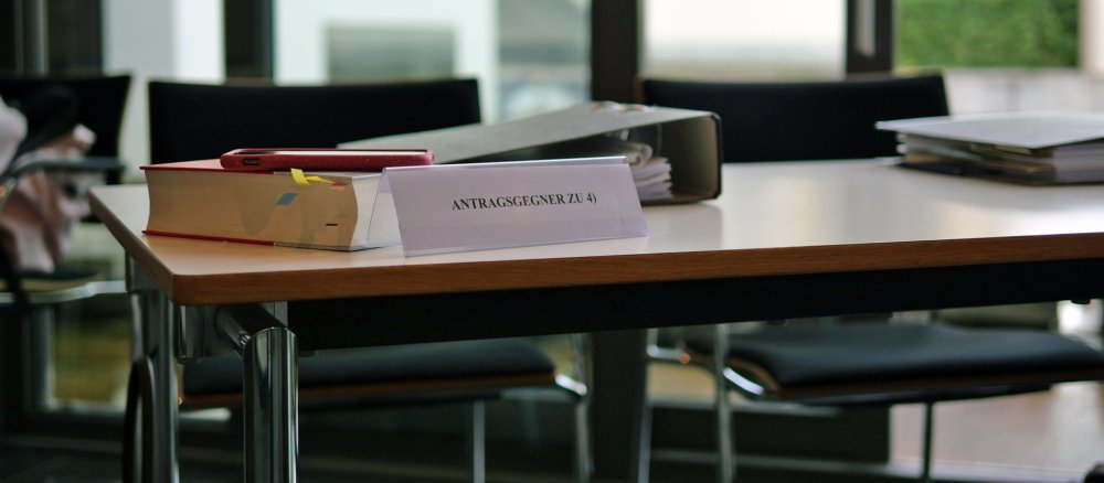 Tisch der Verteidigung bei der mündlichen Verhandlung vor dem DSG-DBK. "Antragsgegner zu 4)" bezieht sich auf Kardinal Reinhard Marx