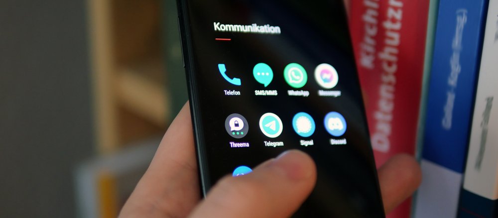 Ein Smartphone mit verschiedenen installierten Messenger-Apps