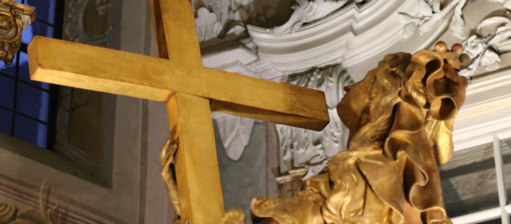 Eine goldene Statue der heiligen Helena hält das Kreuz in ihren Händen