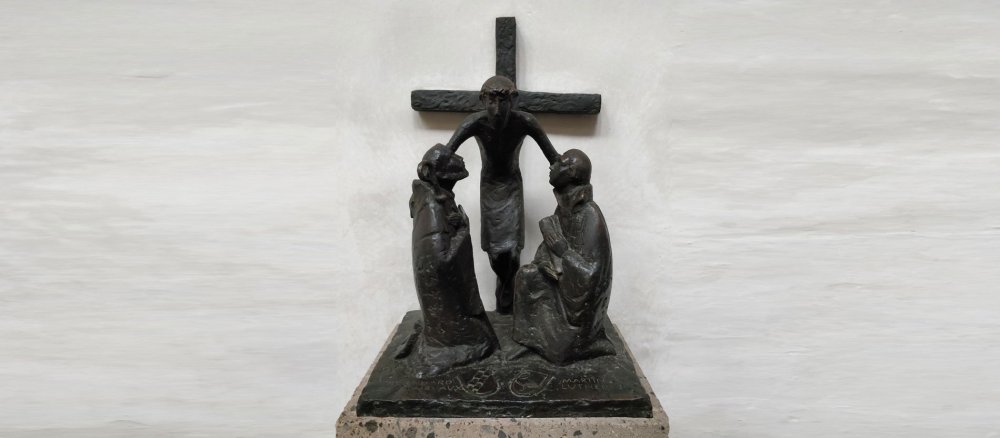Statue im Altenberger Dom: Christus umarmt Martin Luther und Bernhard von Clairvaux