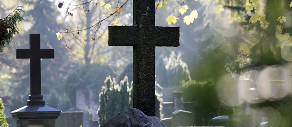 Ein Friedhof mit alten Grabsteinen lädt zur Besinnung ein.