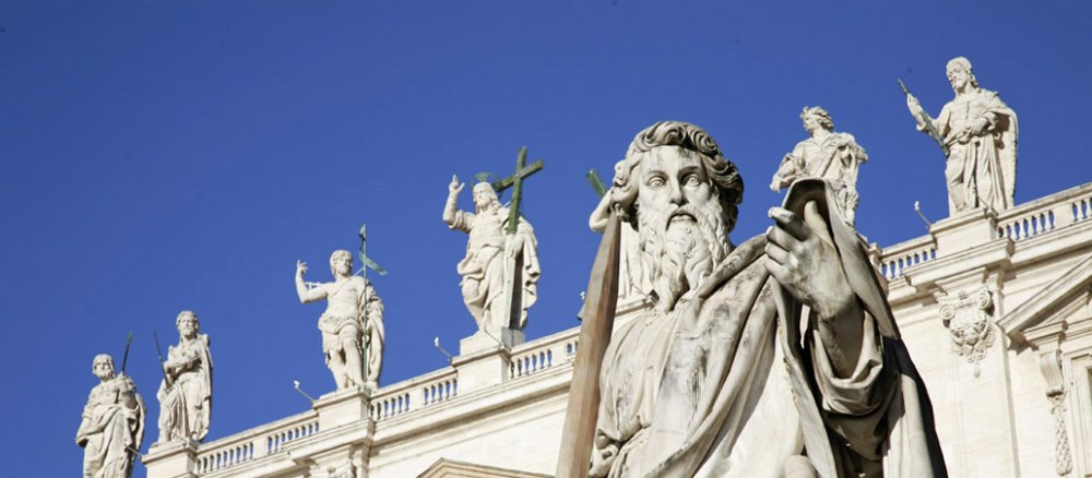Heiligenfiguren auf dem Dach des Petersdoms in Rom.