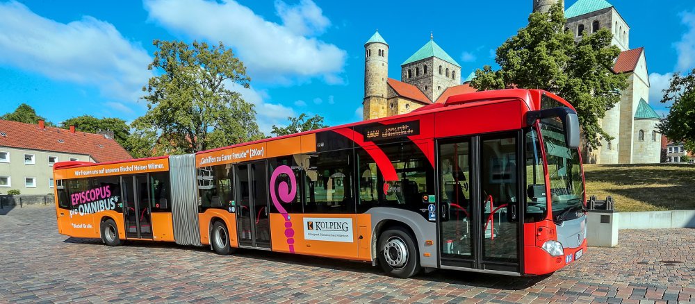 Bus mit Aufschrift "Episcopus pro Omnibus"