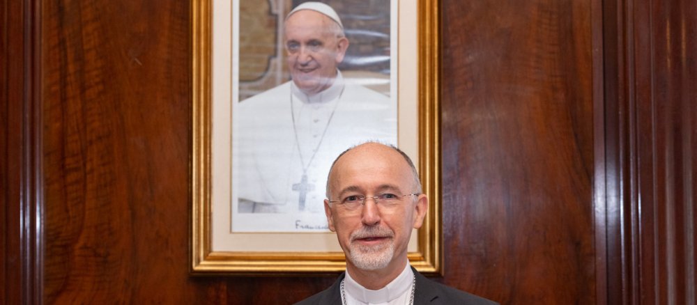 Nuntius Martin Krebs vor einem Bild von Papst Franziskus