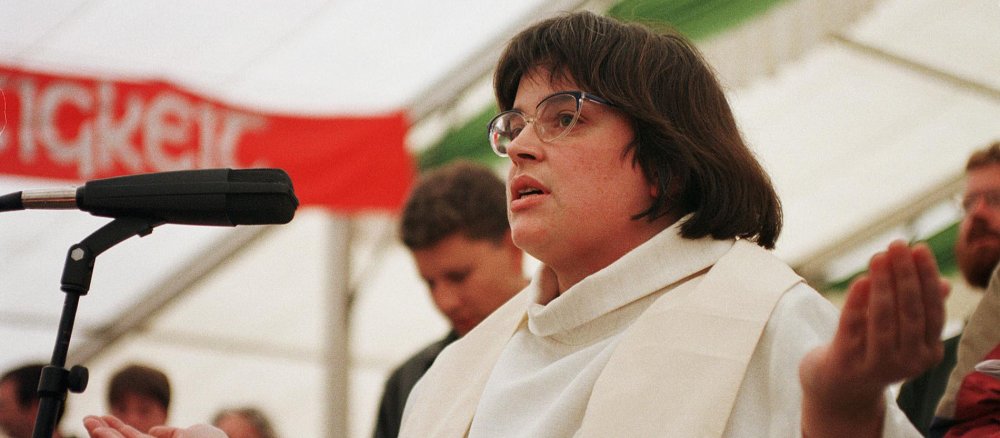 Die altkatholische Priesterin Angela Berlis hat betend die Hände erhoben