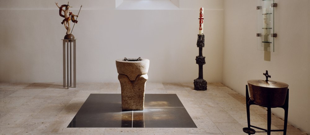 Der Taufstein - oder das Taufbecken - muss in jeder katholischen Pfarrkirche vorhanden sein. In größeren Kirchen hat es oft einen besonders gestalteten Ort innerhalb des Gebäudes.