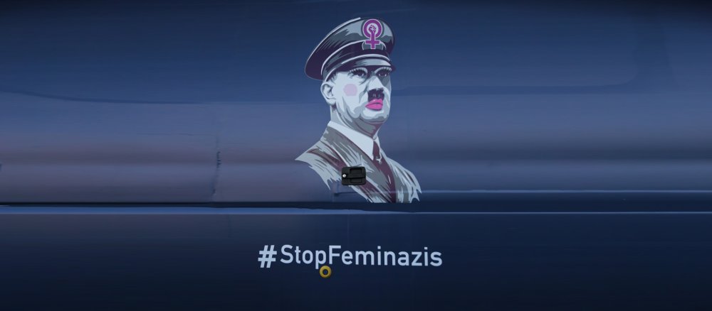 Detail des Busses von "Hatze Oir": Adolf Hitler mit pinken Lippen und Wimperntusche.