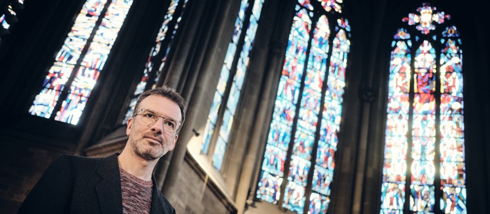 Kurator Sebastian Schmid steht in der Kirche "St. Maria als"