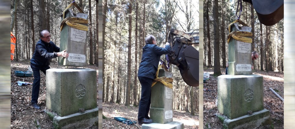 Bürgermeister Wolfgang Haider bei der Reparatur des Wegkreuzes