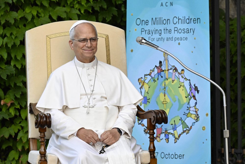 Papst Leo XIV. betet mit 700 Kindern den Rosenkranz für Frieden