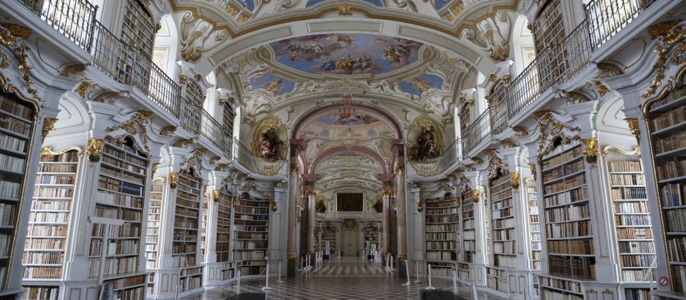 Ein Foto der Innenarchitektur der Stiftsbibliothek Admont in Österreich