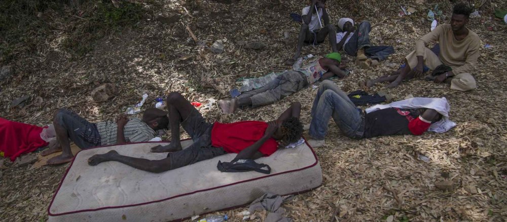 Migranten schlafen in Ceuta
