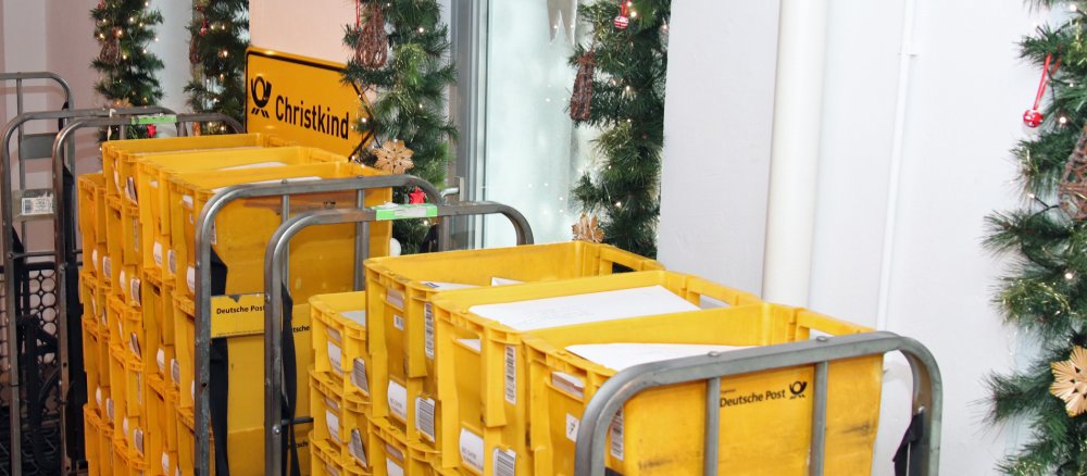 Die Antwortpost des Christkindes füllt viele Postkisten.