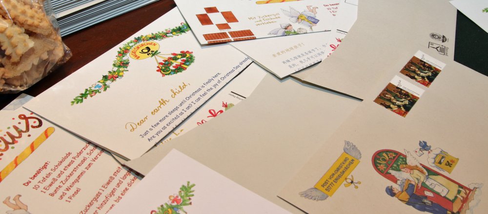 In den Antwortbrief packt das Christkind verschiedene Schriftstücke.