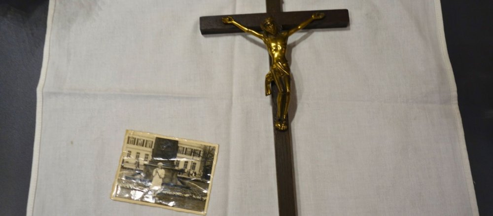 Das Kreuz, das Elisabeth Winkler zu ihrer Erstkommunion erhielt und ein Bild von ihr als Kommunionskind.