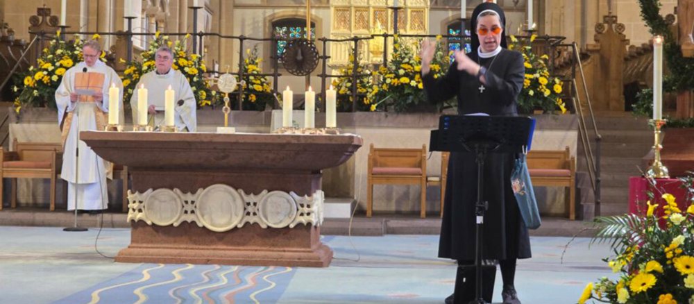 Schwester Judith Beule gebärdet bei einem Gottesdienst
