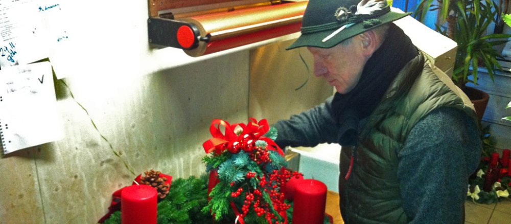 Peter Konrad Ihle steckt in der Stiftsgärtnerei Sankt Bonifaz in München einen Adventskranz.