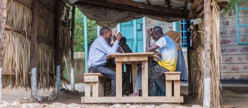 Lerngruppe im kenianischen Flüchtlingslager Kakuma